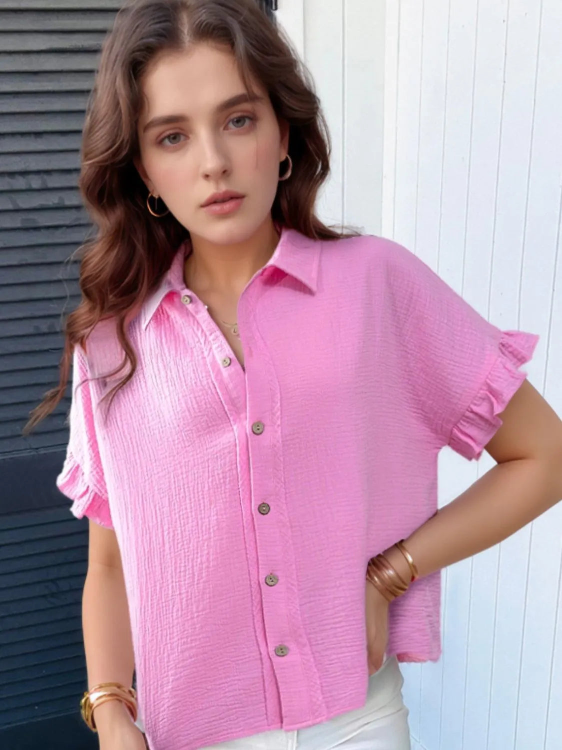 Camisa de manga corta con cuello y volantes