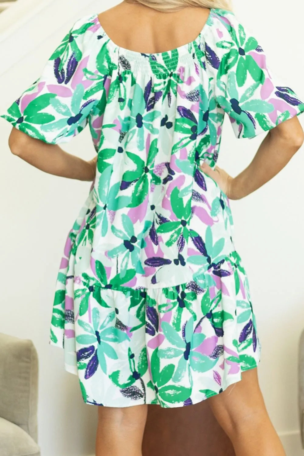 Vestido mini holgado con escote cuadrado y estampado floral fruncido