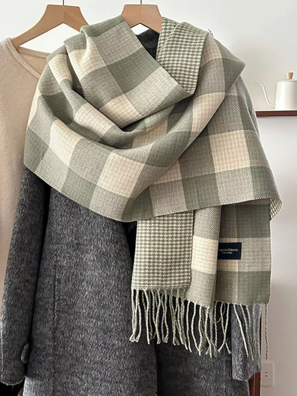 Bufanda de invierno de cuadros con borlas