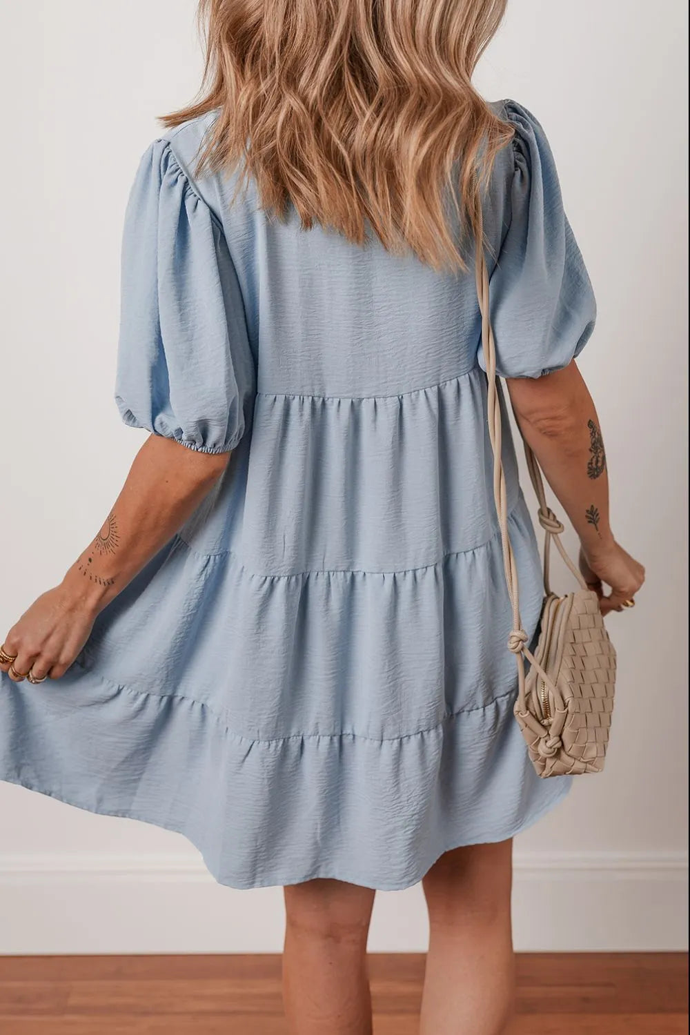 Vestido camisero escalonado con mangas abullonadas y botones
