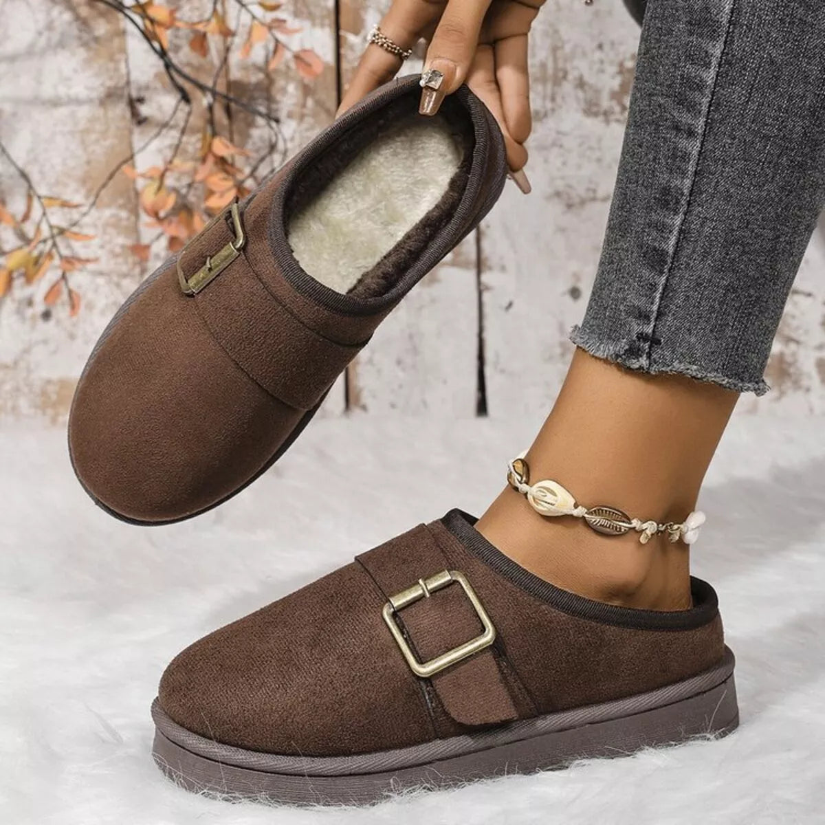 Pantuflas cálidas forradas de peluche con hebilla decorativa