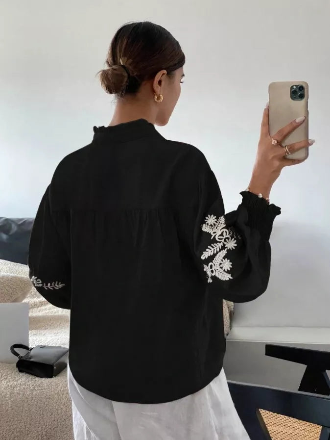 Blusa bordada de manga larga con cuello con muesca