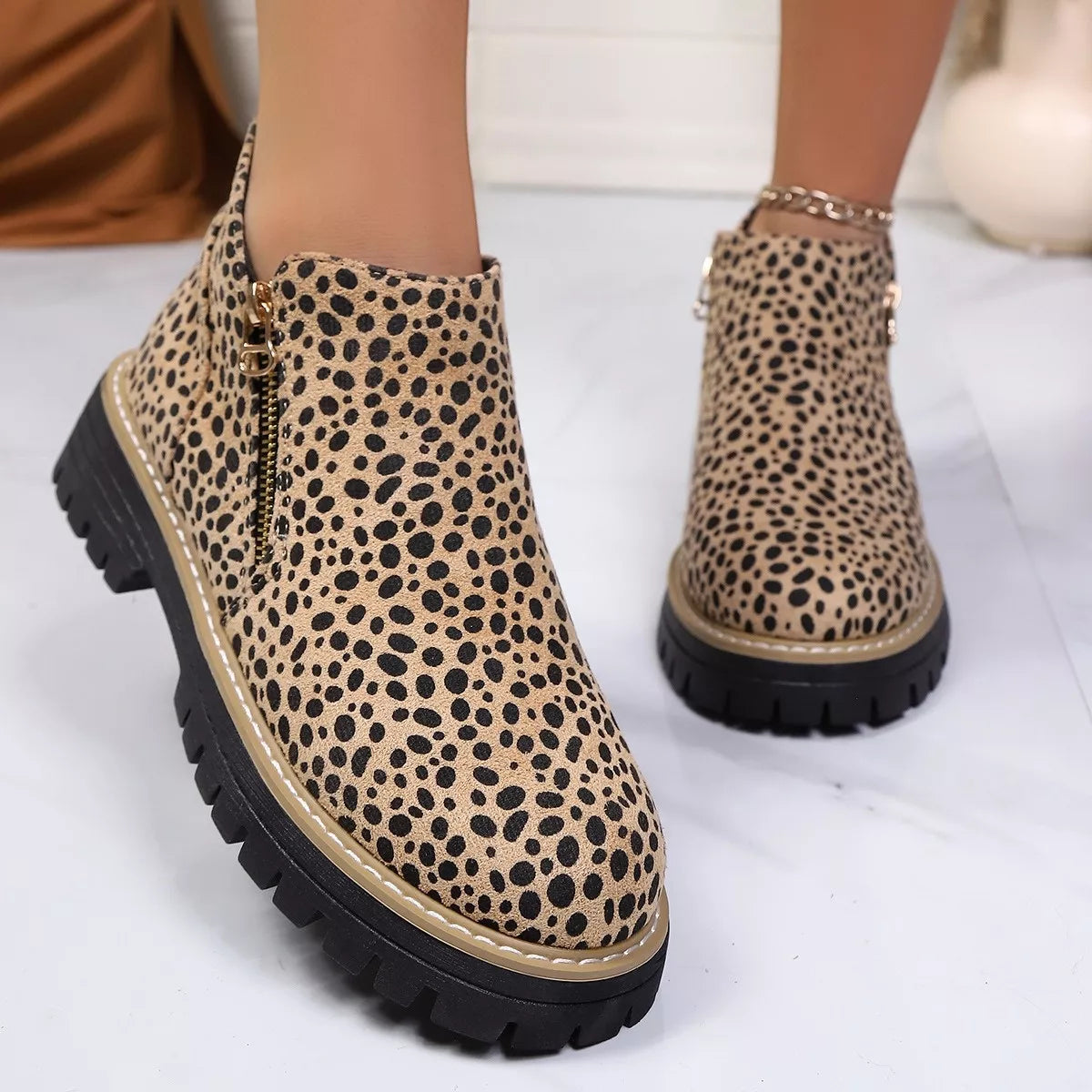 Botines con cremallera y estampado de leopardo
