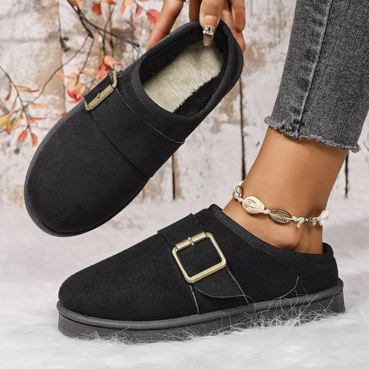 Pantuflas cálidas forradas de peluche con hebilla decorativa
