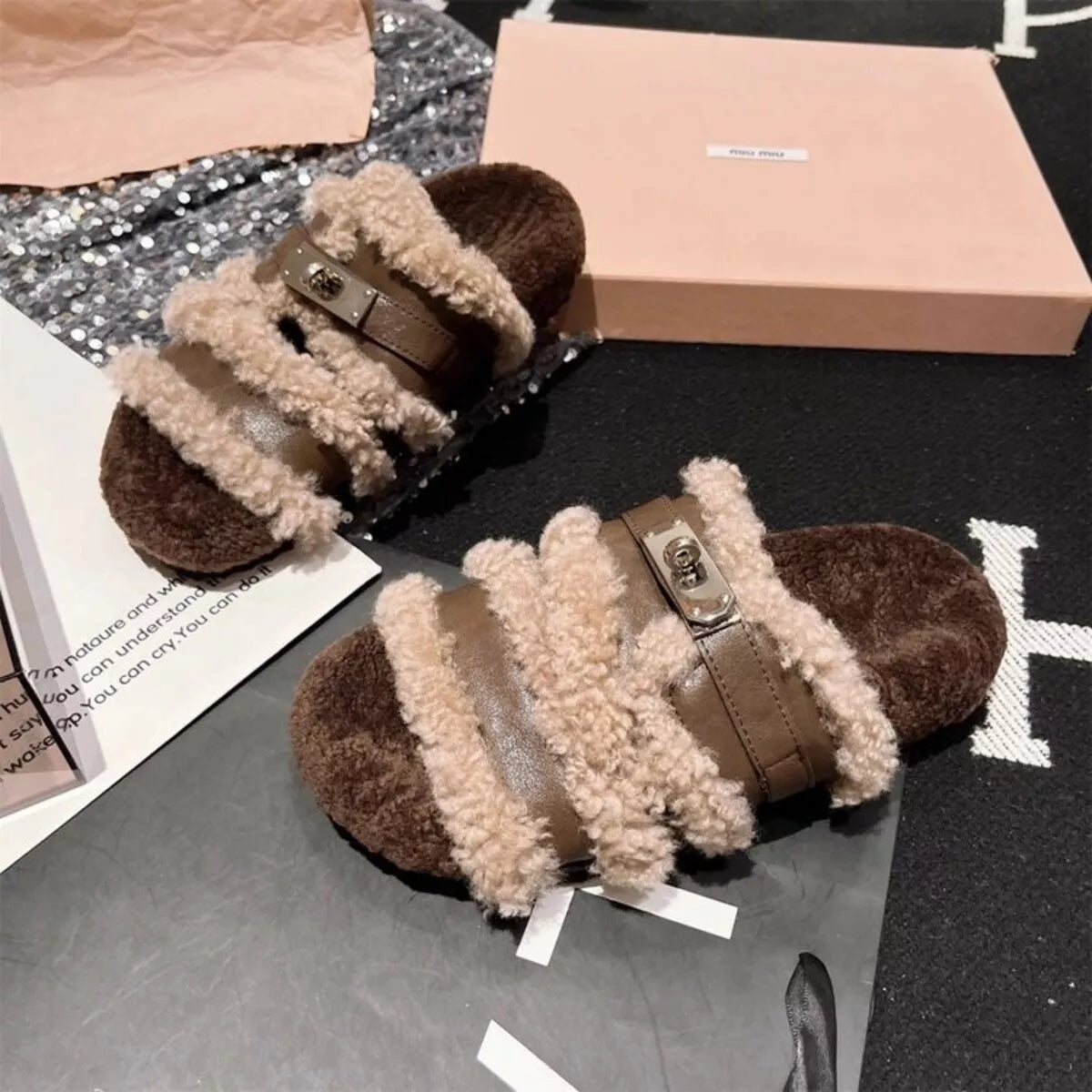 Pantuflas de peluche con hebilla y detalles difusos