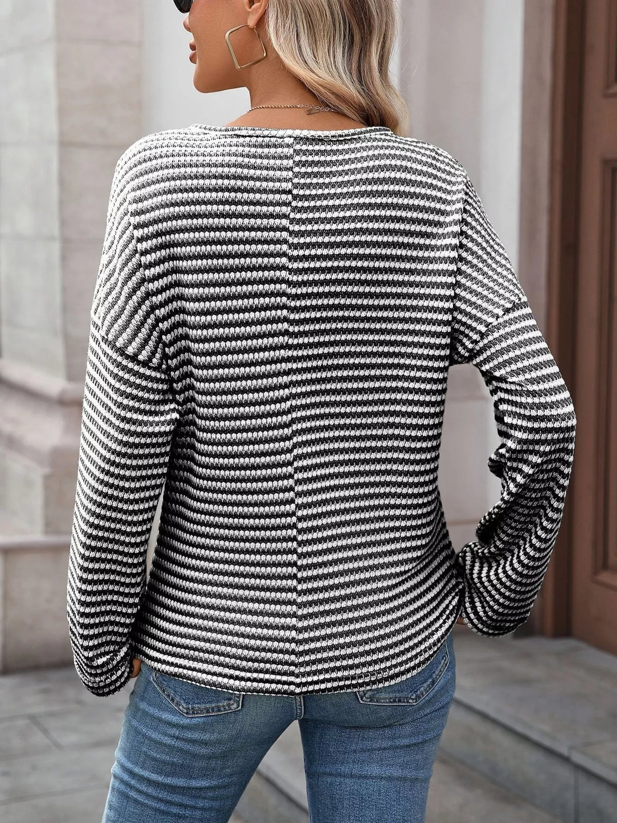 Camiseta de manga larga rayada con escote en V