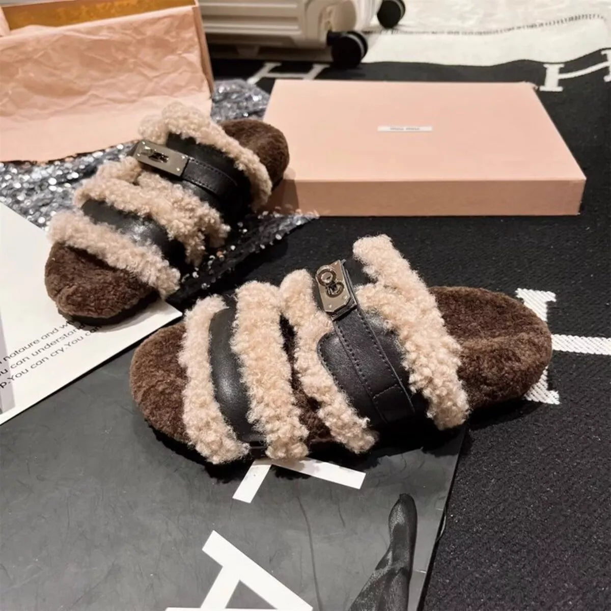 Pantuflas de peluche con hebilla y detalles difusos