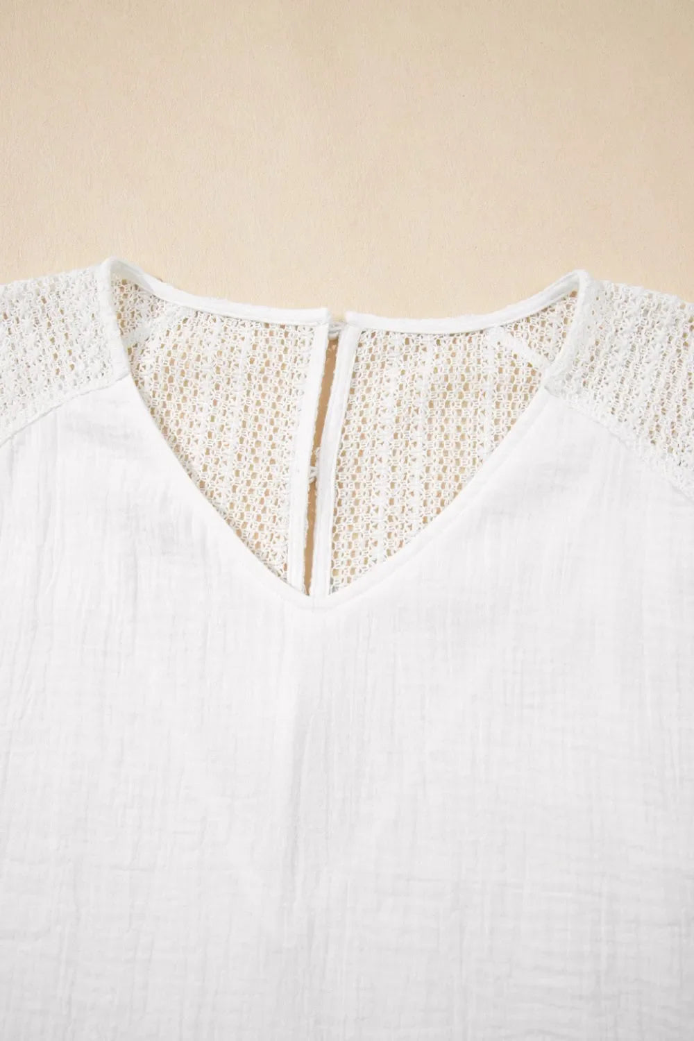 Camiseta con cuello en V, botones en la espalda y textura de crochet con encaje