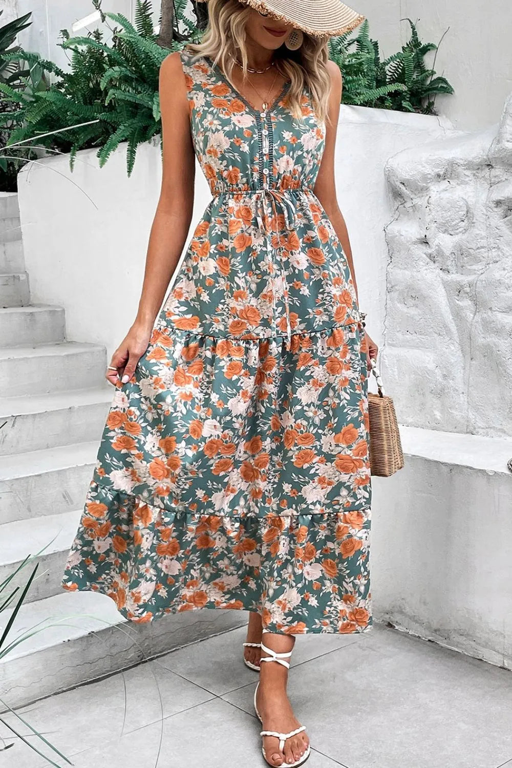 Vestido sin mangas con cuello en V y cintura anudada con estampado floral