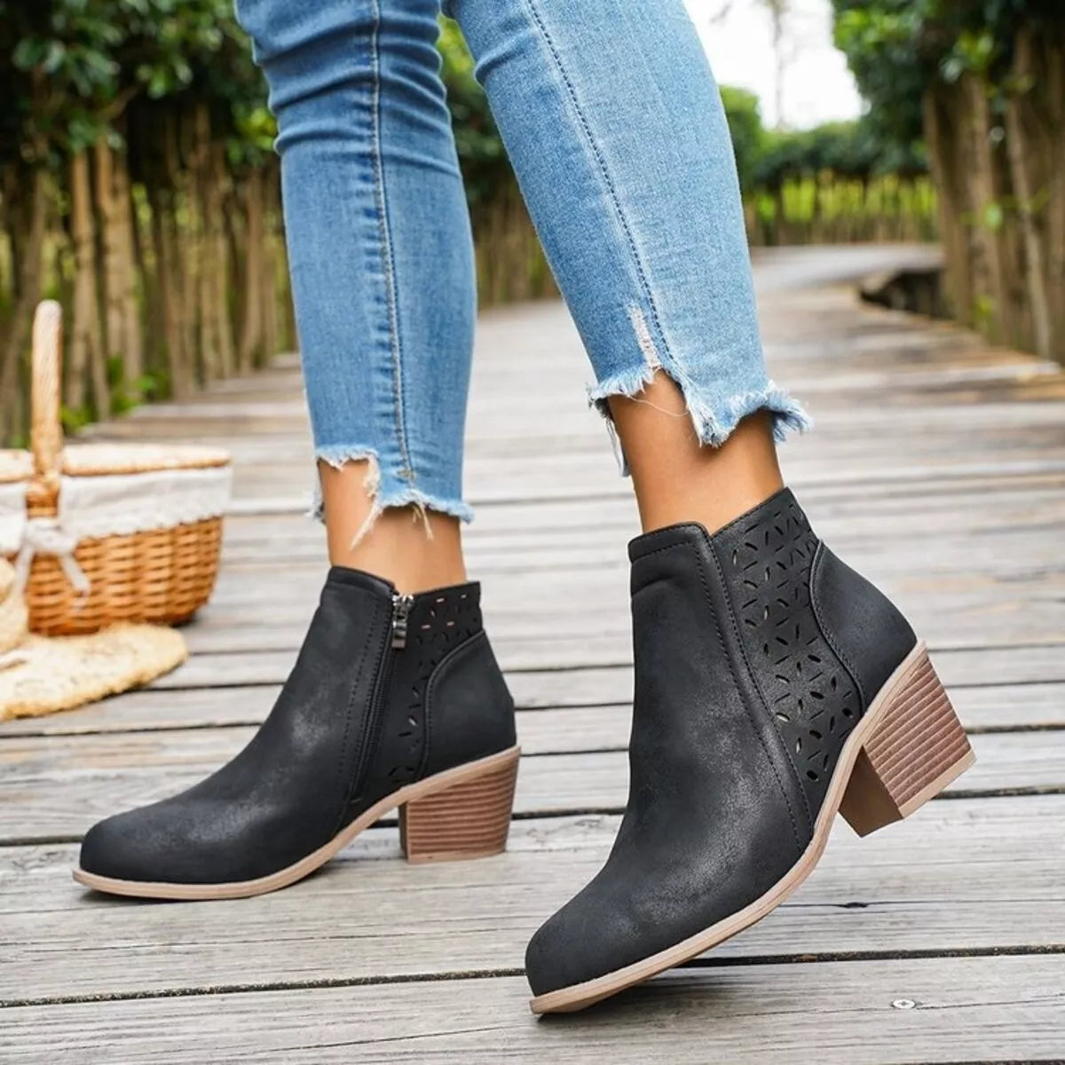 Botines de tacón grueso con detalles calados