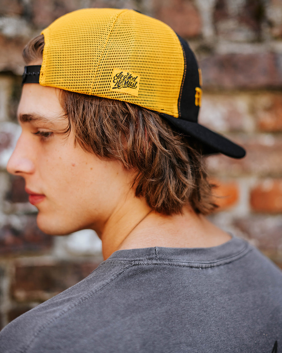 Gorra snapback negra y amarilla con la frase "It Is Finished"