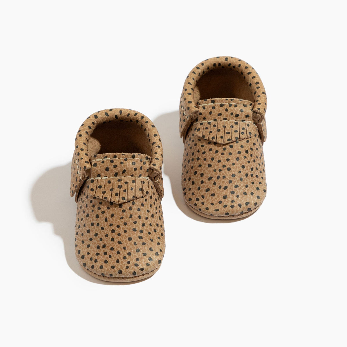 Mocasín de bebé con motas de almendra 