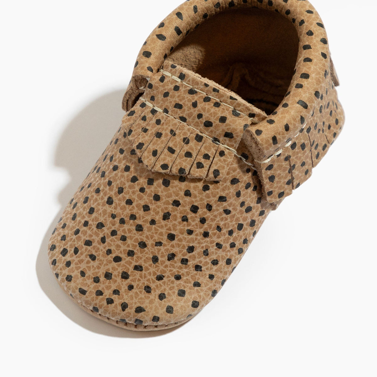 Mocasín de bebé con motas de almendra 