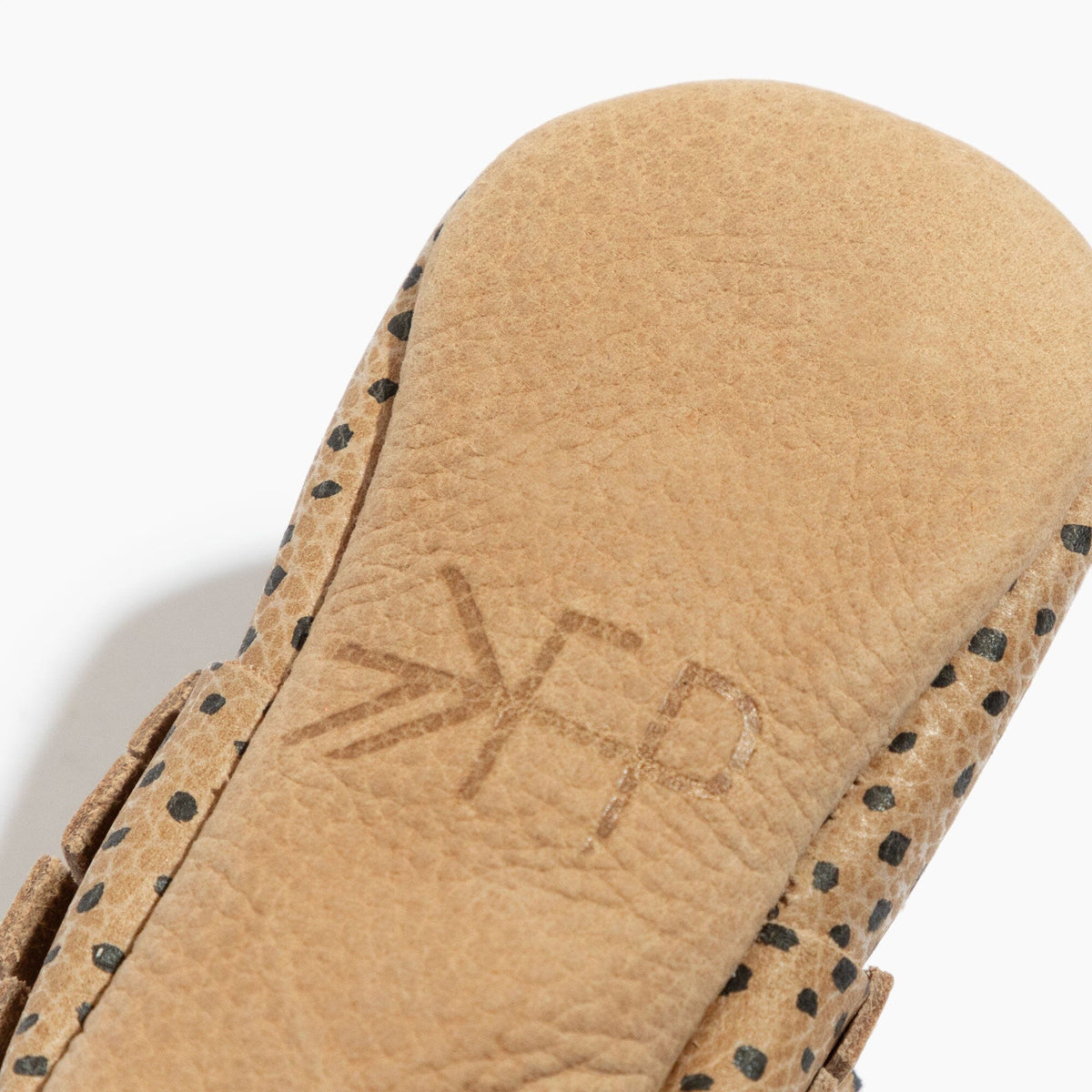 Mocasín de bebé con motas de almendra 
