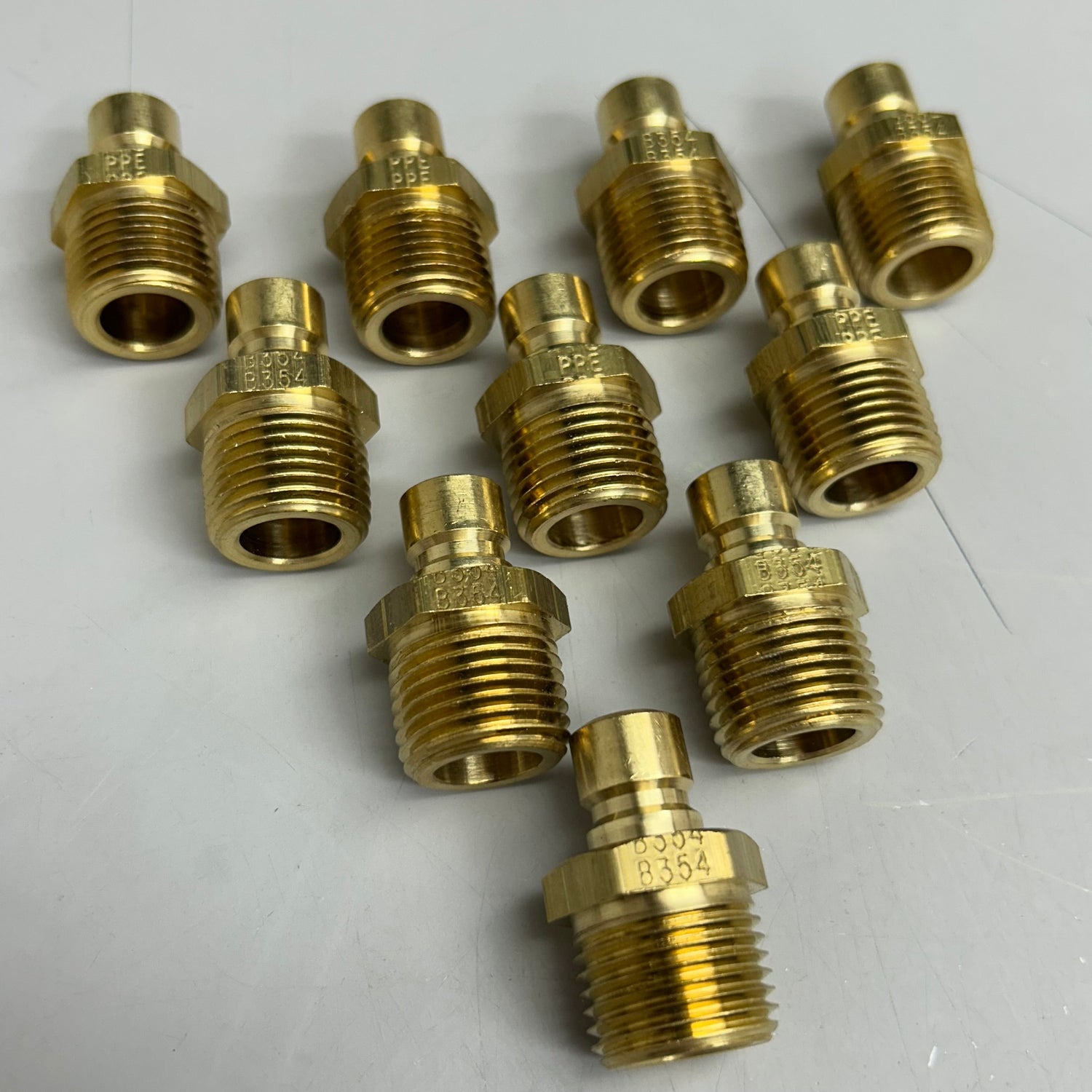 EQUIPO DE PROCESAMIENTO DE PLÁSTICO (Paquete de 10) Conector macho de latón de 3/8" DI y 1/2" NPT PPEB354