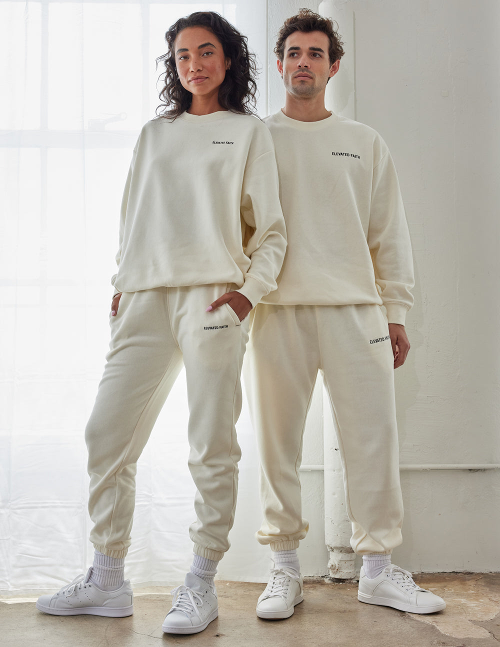 Sudadera unisex con cuello redondo de arena blanca básica
