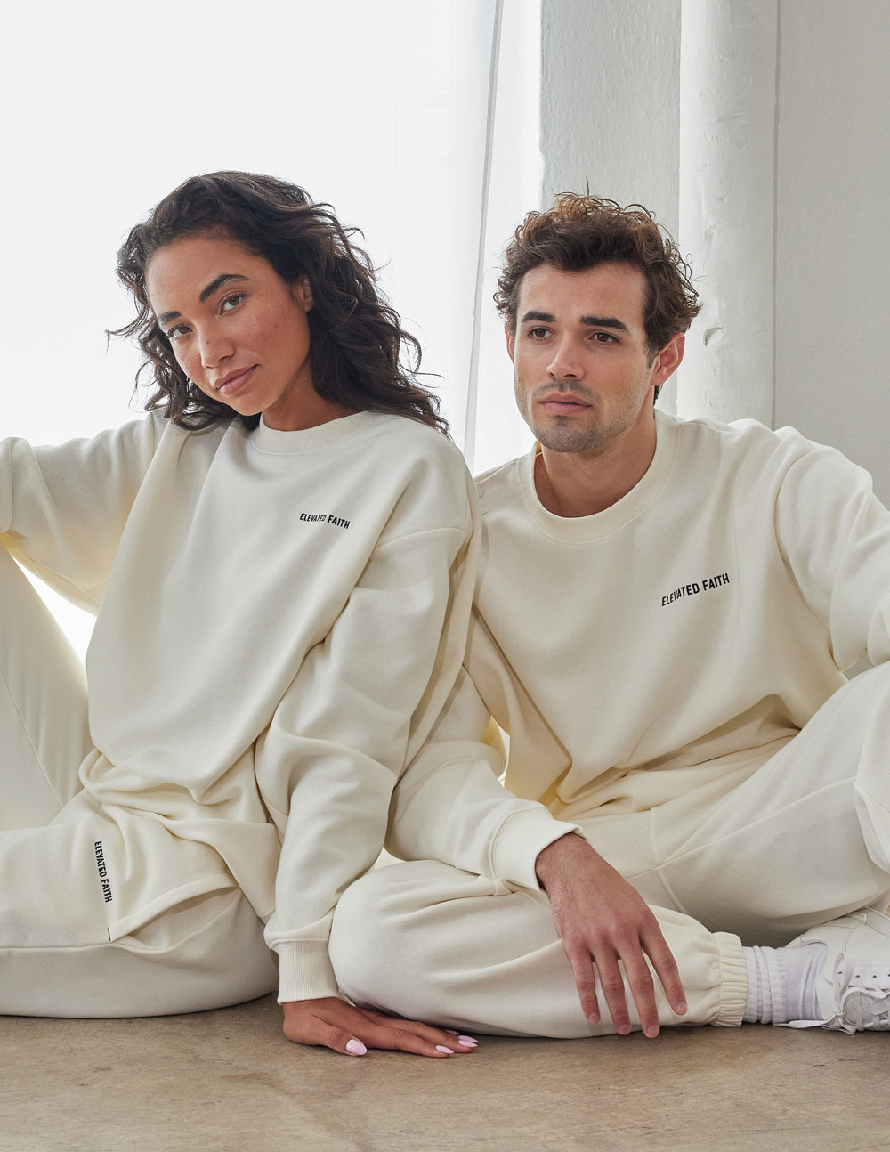 Sudadera unisex con cuello redondo de arena blanca básica