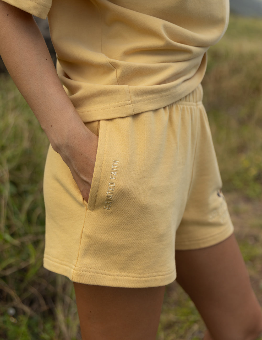 Pantalón corto unisex con diseño de mariposa Better Days