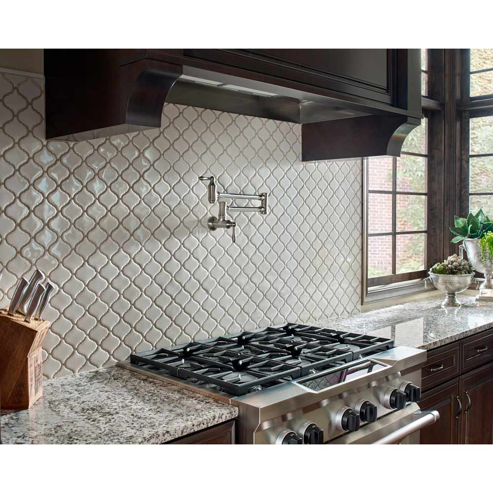 Mosaico de cerámica esmaltada Bianco Arabesque de 25,4 x 27,6 cm con montaje en malla - Colección MSI