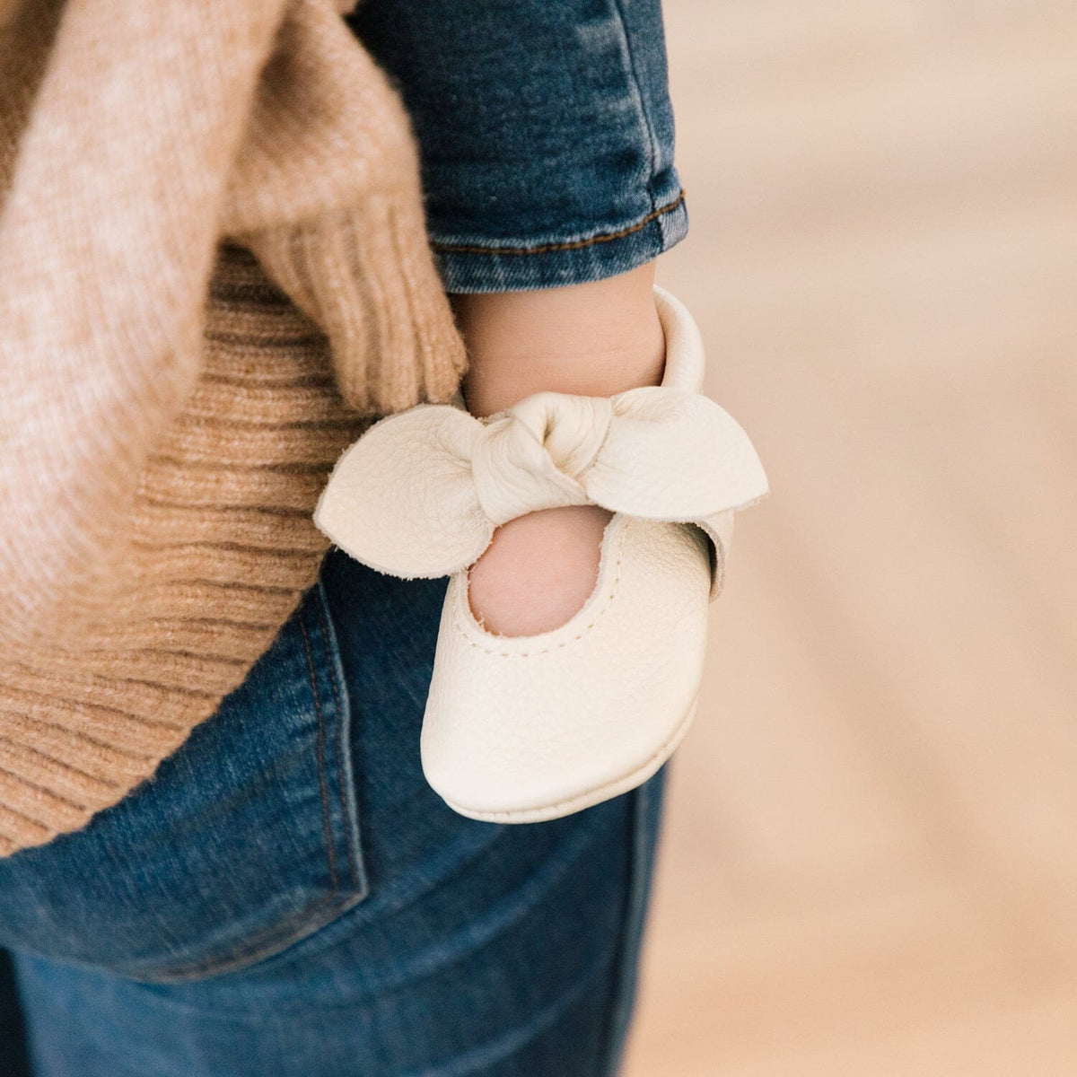 Zapato de bebé con lazo anudado de abedul 
