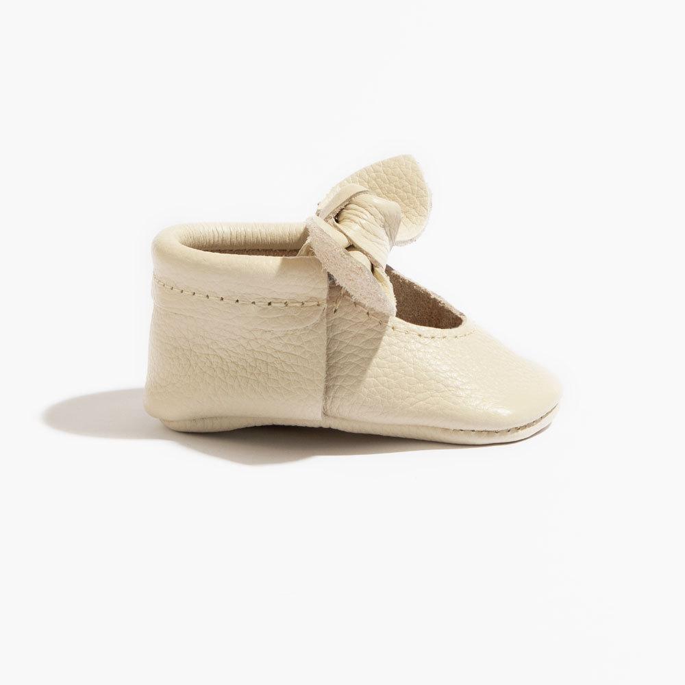 Zapato de bebé con lazo anudado de abedul 