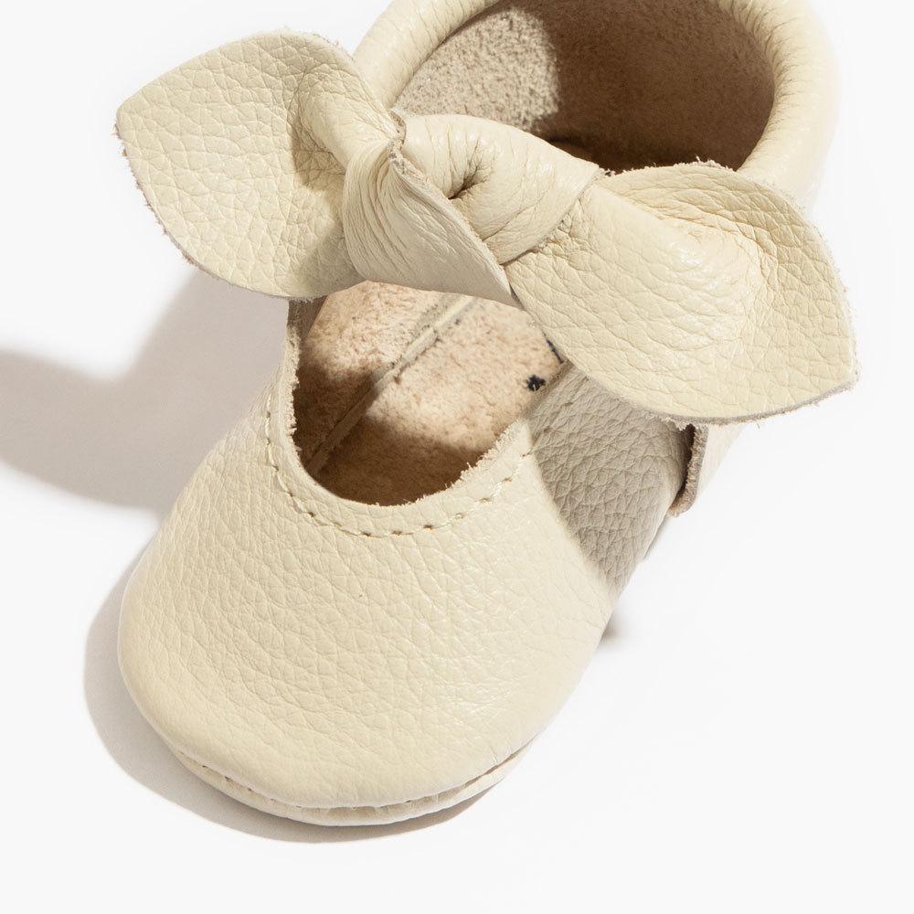 Zapato de bebé con lazo anudado de abedul 