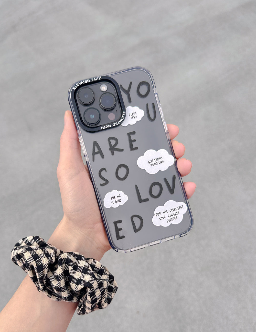 Funda para teléfono negra "Eres tan amado"