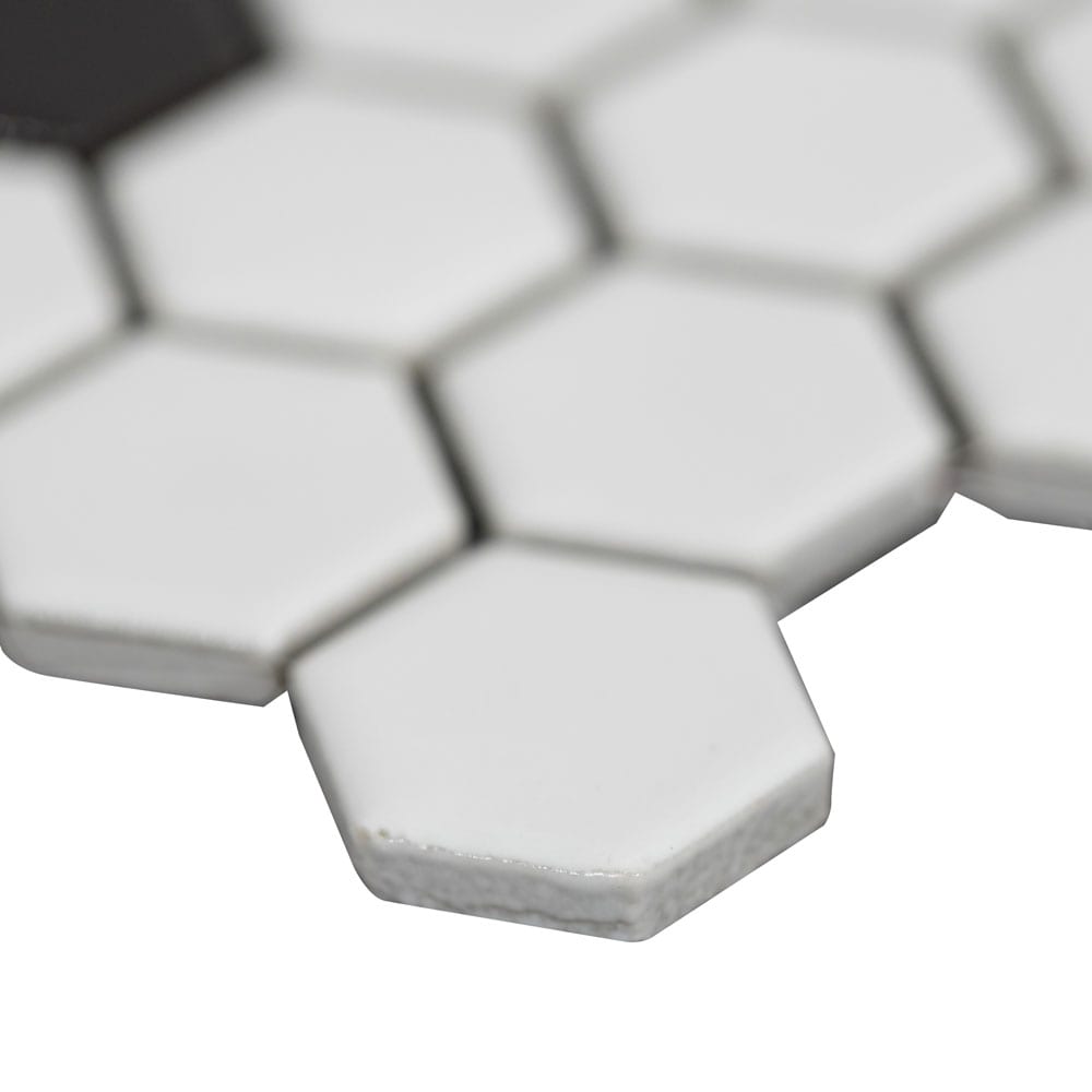 Mosaico de porcelana hexagonal blanco y negro de 2,5 cm con malla mate (10,35" x 11,93") - Colección MSI