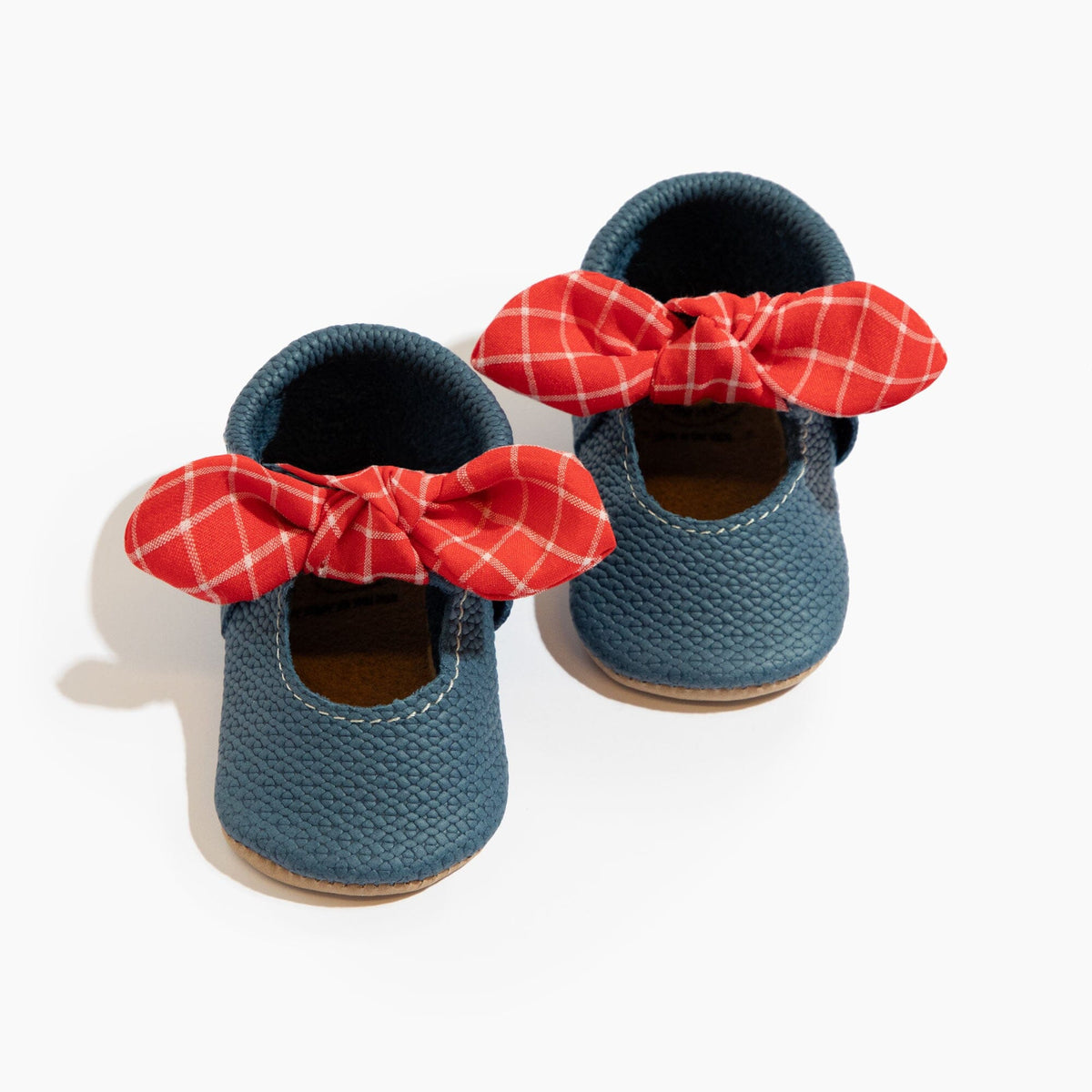 Zapato de bebé con lazo anudado de mezclilla azul