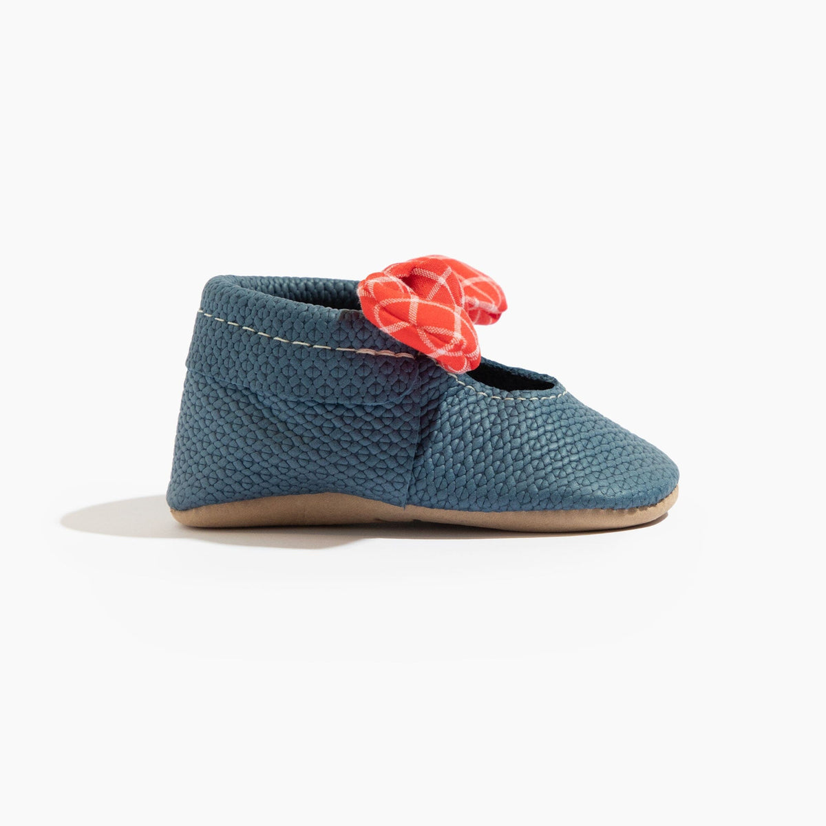 Zapato de bebé con lazo anudado de mezclilla azul