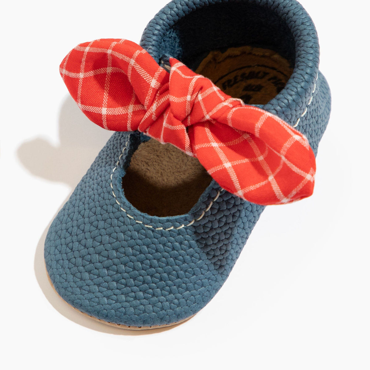 Zapato de bebé con lazo anudado de mezclilla azul