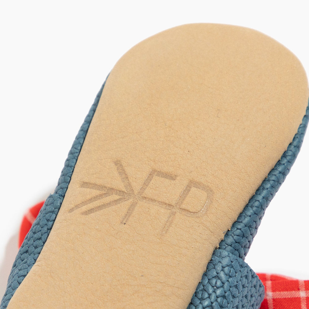 Zapato de bebé con lazo anudado de mezclilla azul