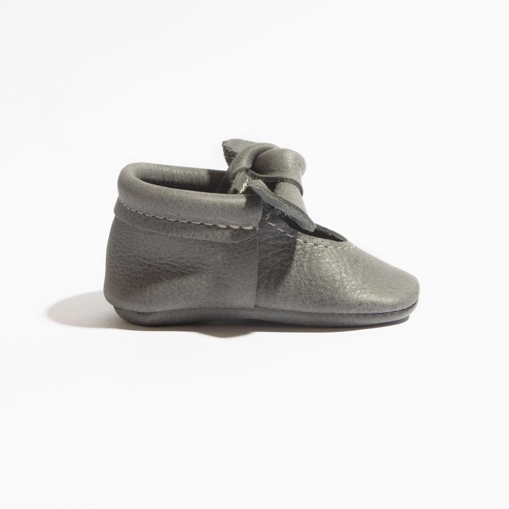 Zapato de bebé con lazo anudado de abeto azul