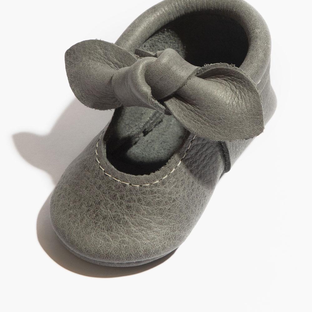 Zapato de bebé con lazo anudado de abeto azul