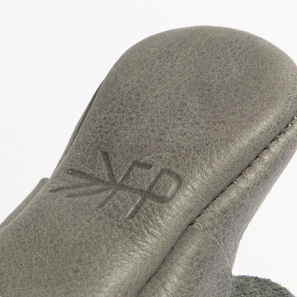 Zapato de bebé con lazo anudado de abeto azul