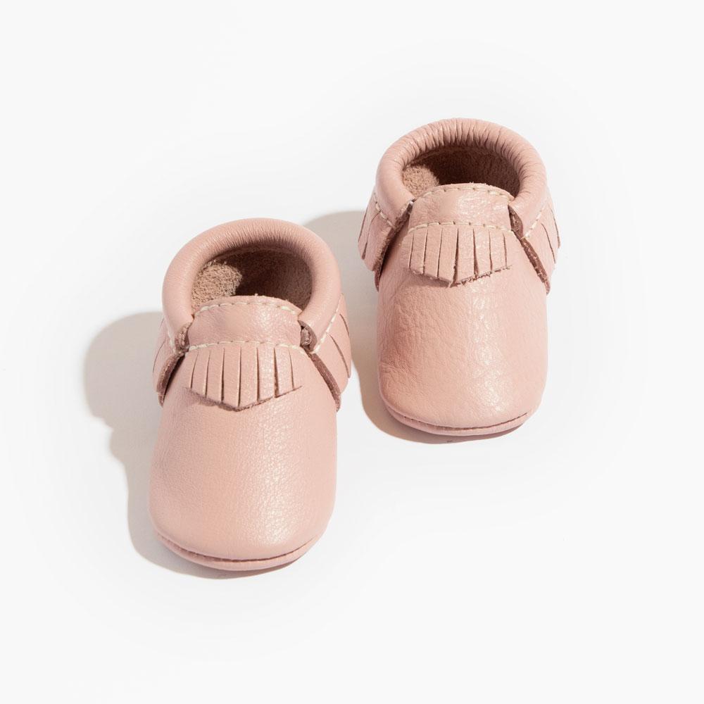 Zapato mocasín para bebé color rubor 