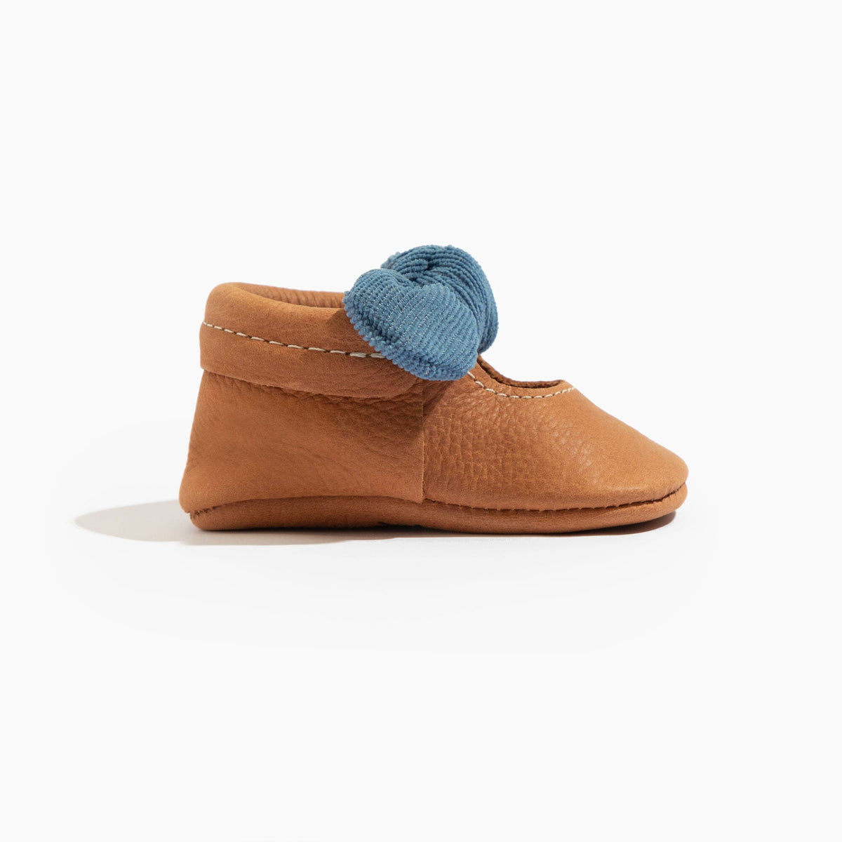 Zapato de bebé de pana vaquera con lazo anudado