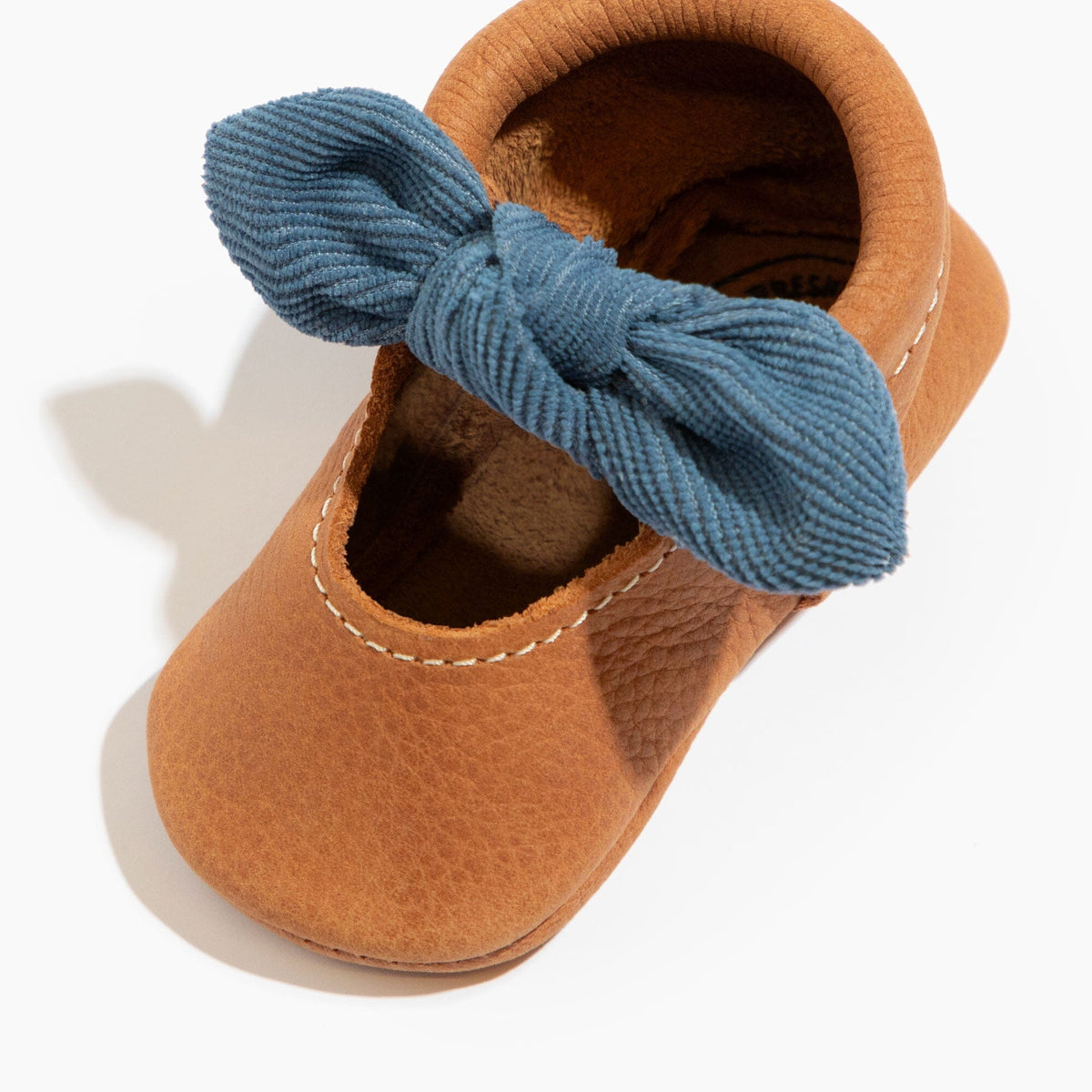 Zapato de bebé de pana vaquera con lazo anudado
