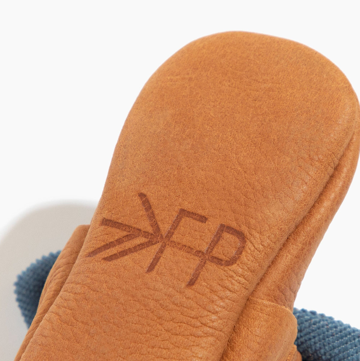 Zapato de bebé de pana vaquera con lazo anudado