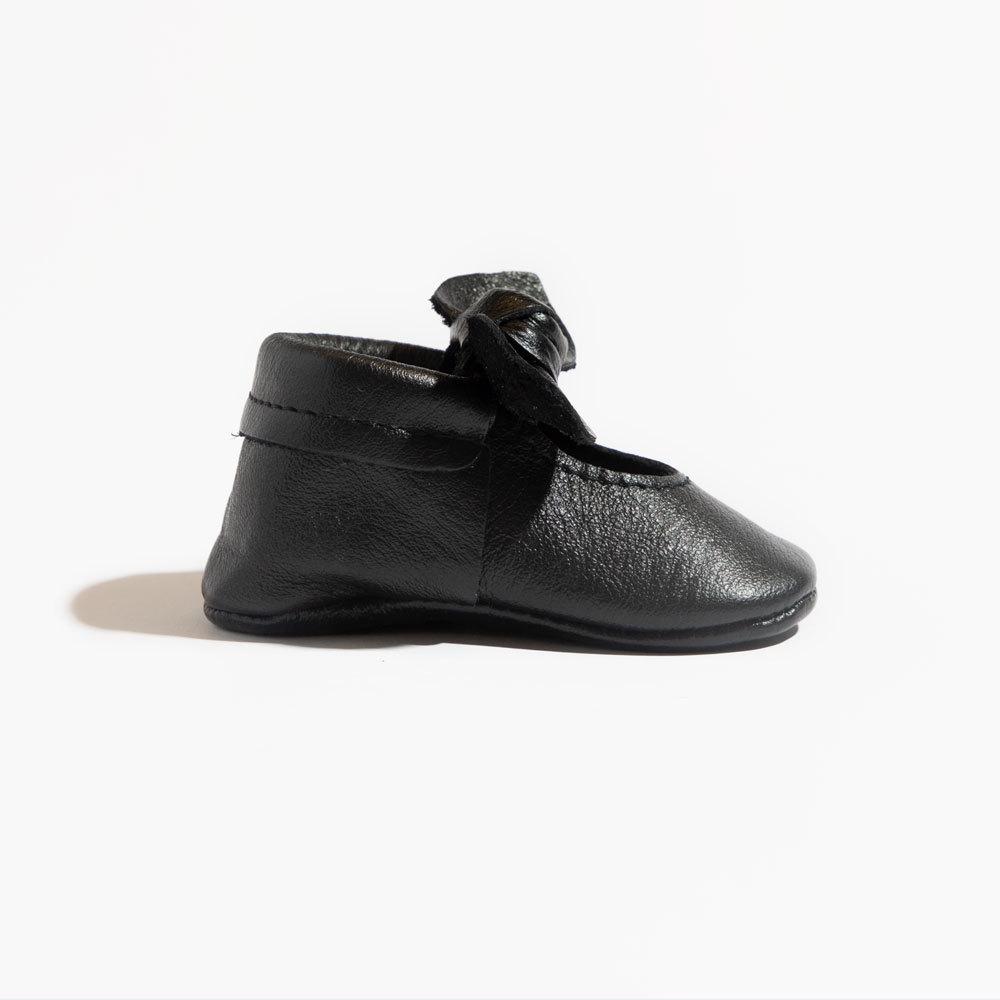 Zapato de bebé con lazo anudado de ébano