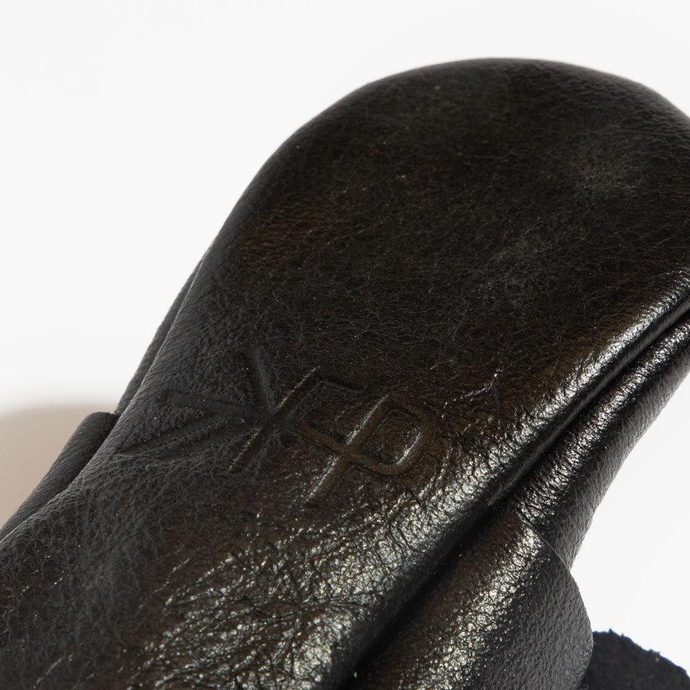 Zapato de bebé con lazo anudado de ébano