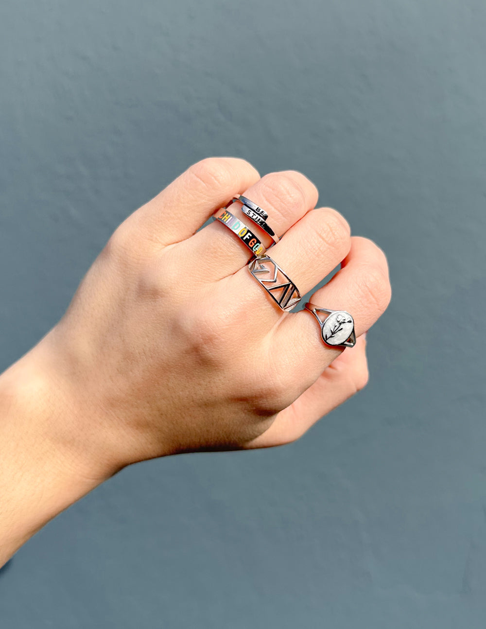 Anillo de plata con detalles en forma de altos y bajos