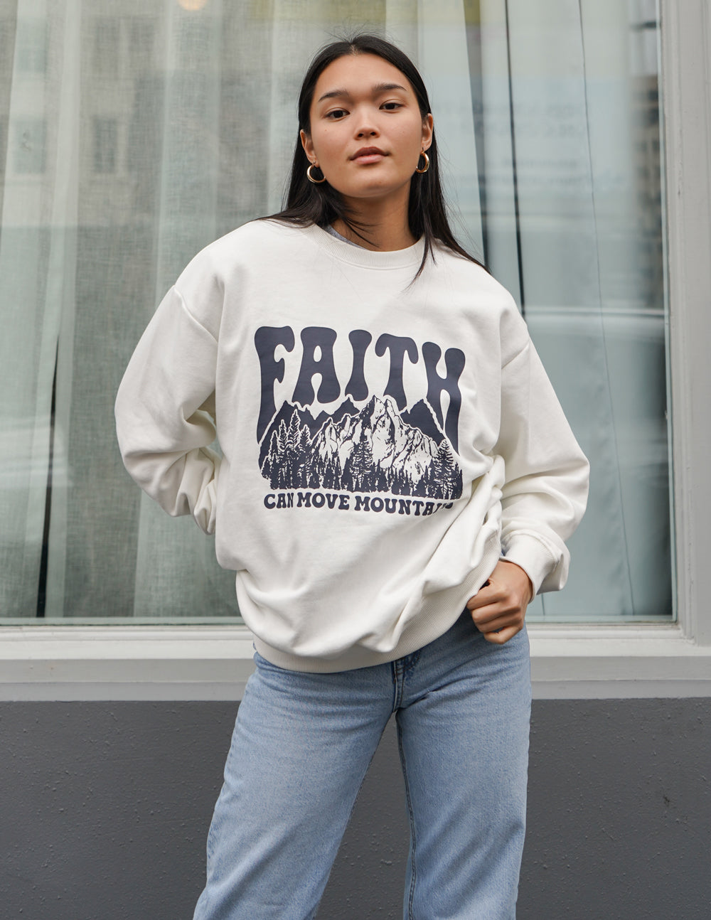 Sudadera unisex con cuello redondo "La fe puede mover montañas"