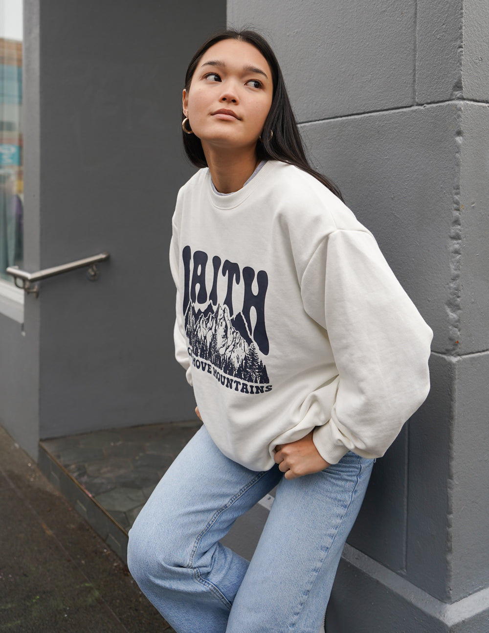 Sudadera unisex con cuello redondo "La fe puede mover montañas"