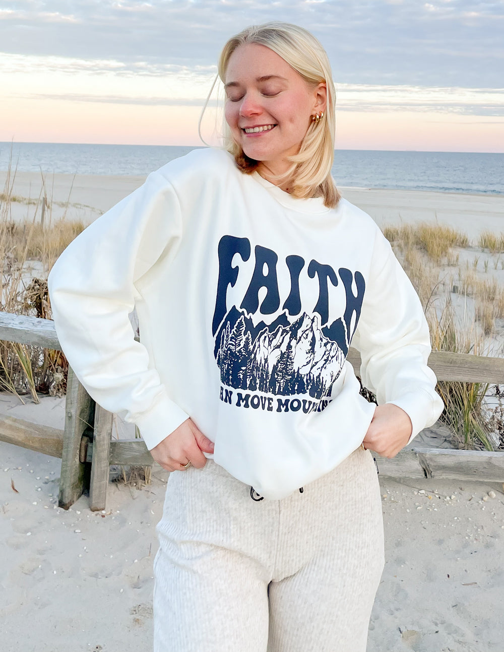 Sudadera unisex con cuello redondo "La fe puede mover montañas"