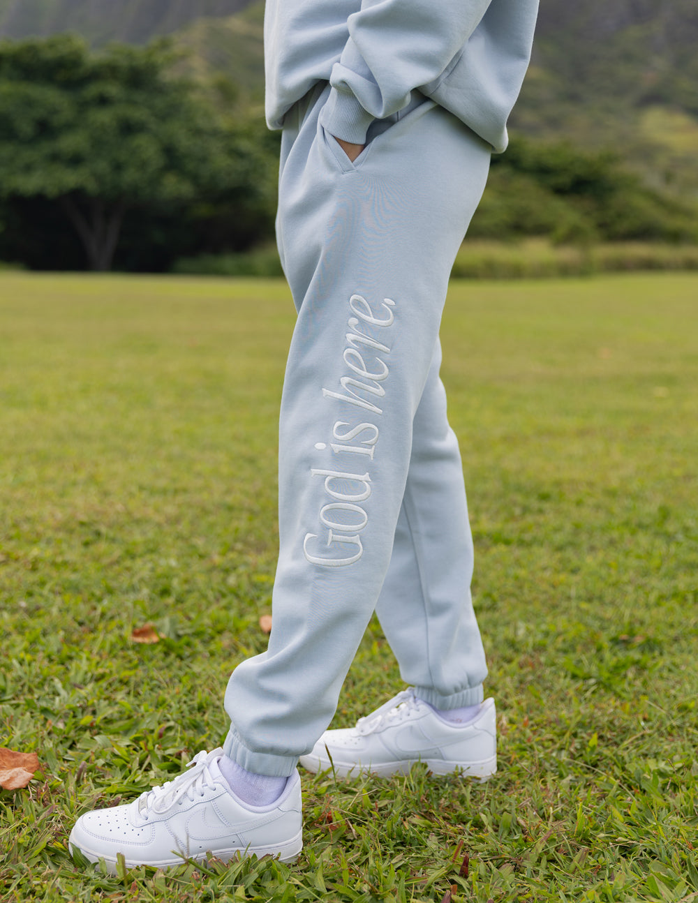 Pantalón deportivo unisex "Dios está aquí"