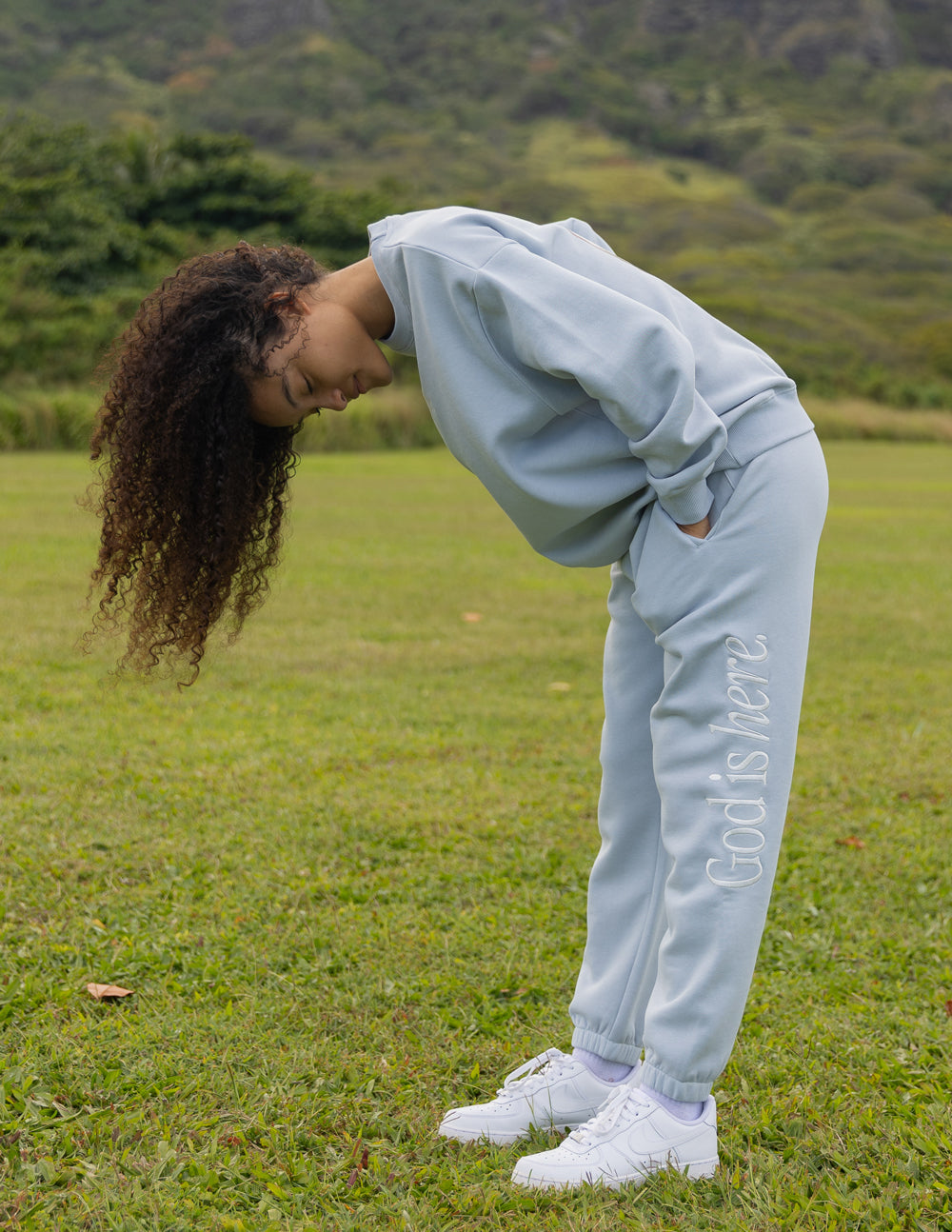 Pantalón deportivo unisex "Dios está aquí"