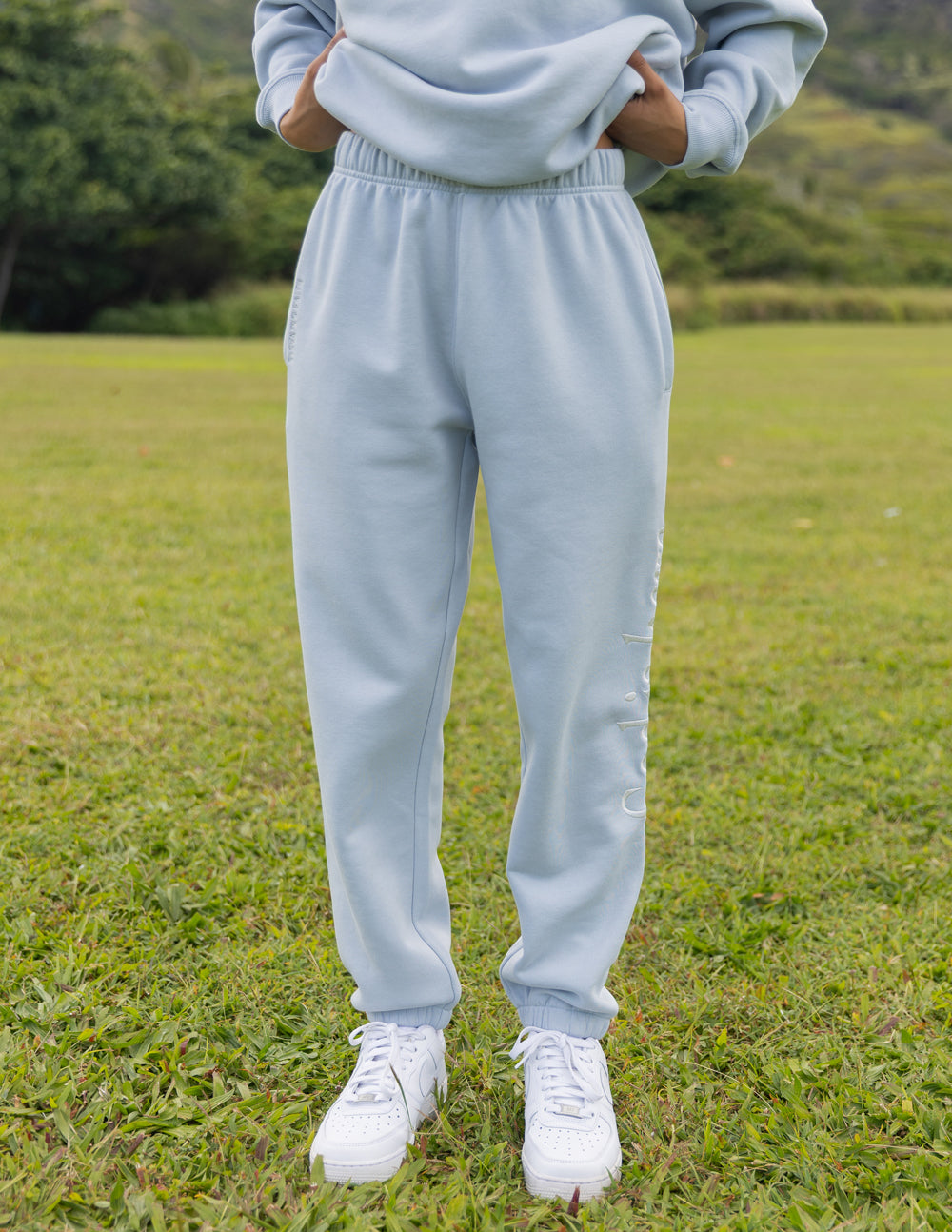 Pantalón deportivo unisex "Dios está aquí"
