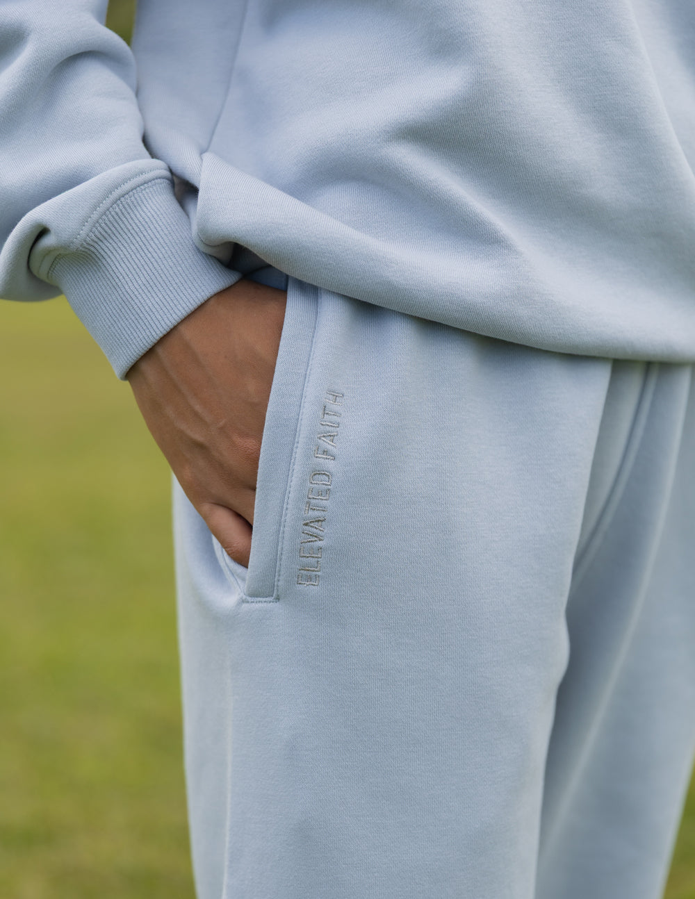 Pantalón deportivo unisex "Dios está aquí"