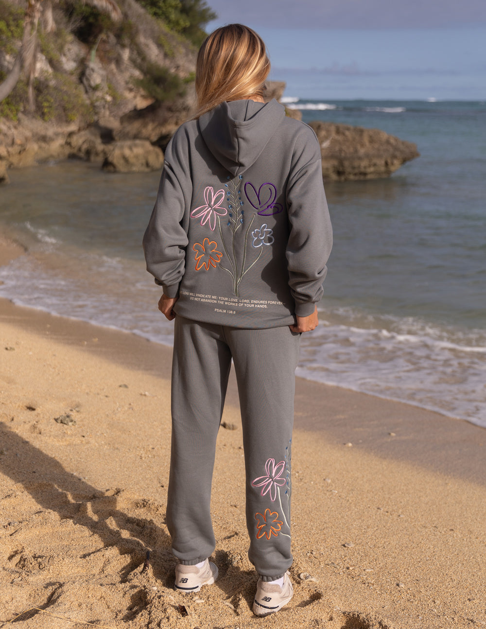 Sudadera unisex con capucha "Dios sigue trabajando"